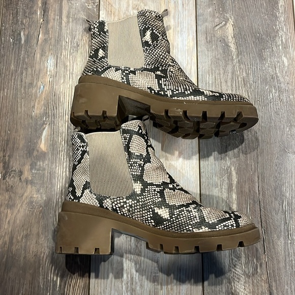 Universal Threads waterproof snakeskin boots - Picture 4 of 6